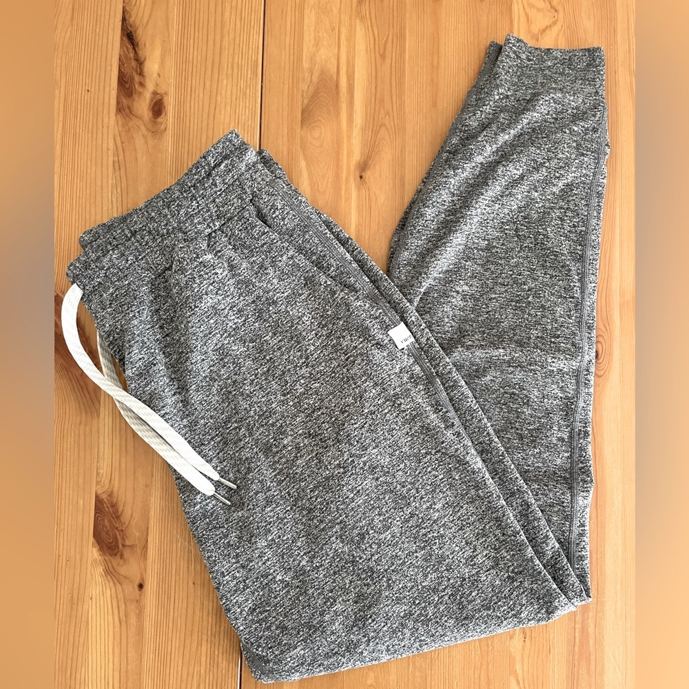 Vuori performance joggers LONG size small